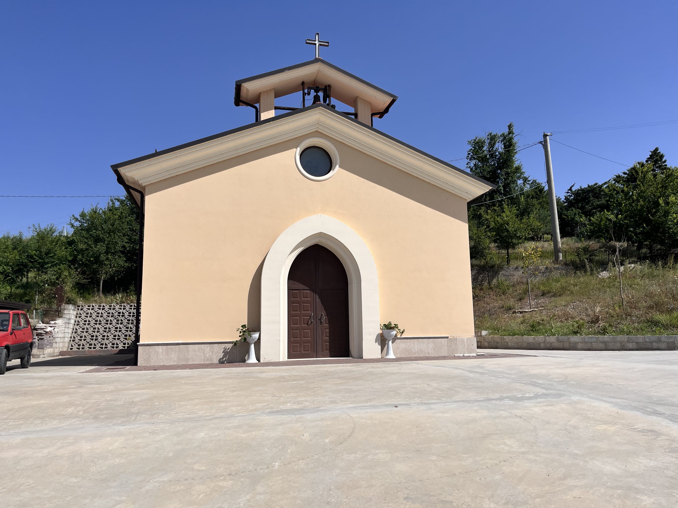 chiesa moderna di San Leonardo