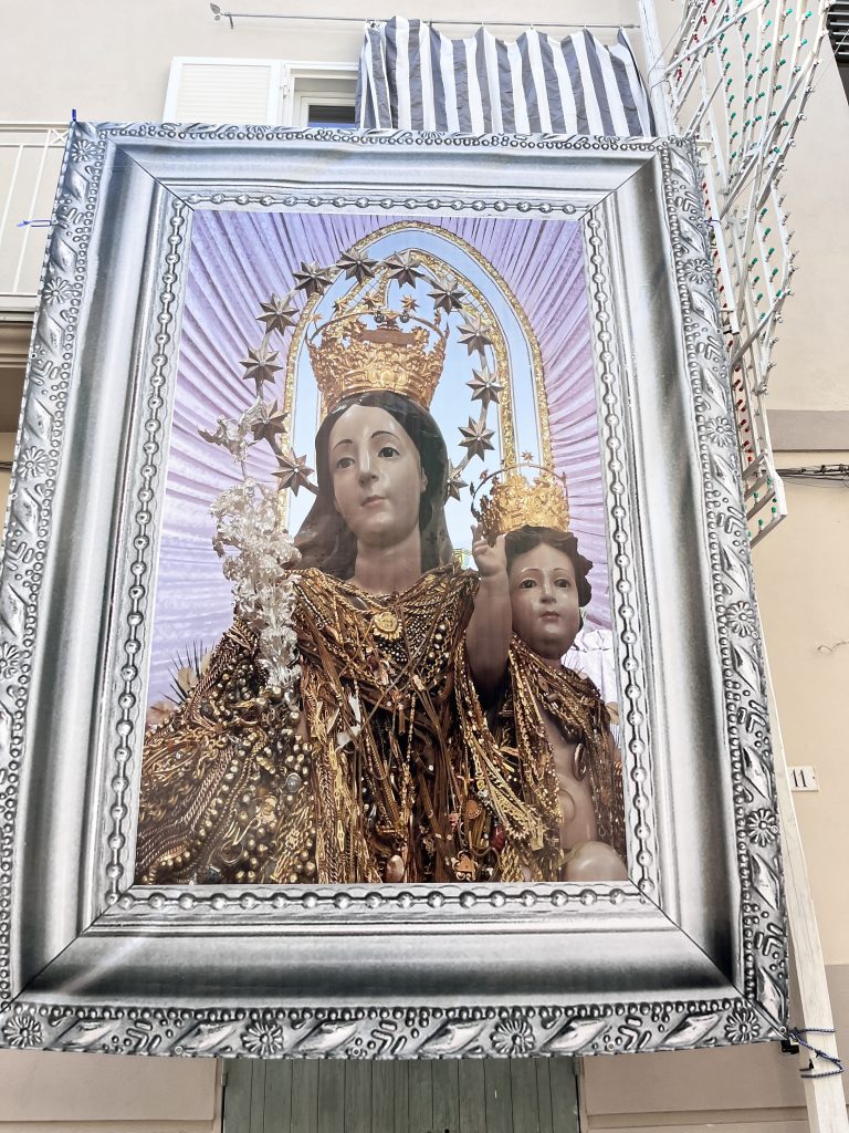Un quadro gigante raffigurante la Vergine