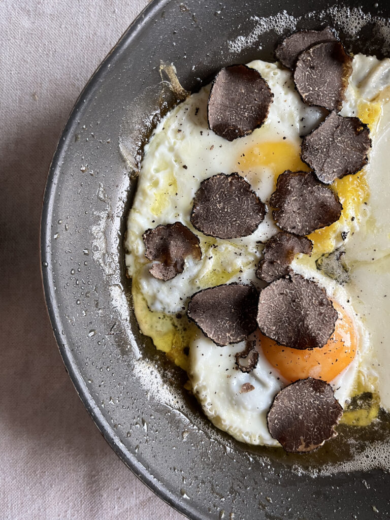 Uova al tegamino con tartufo a lamelle