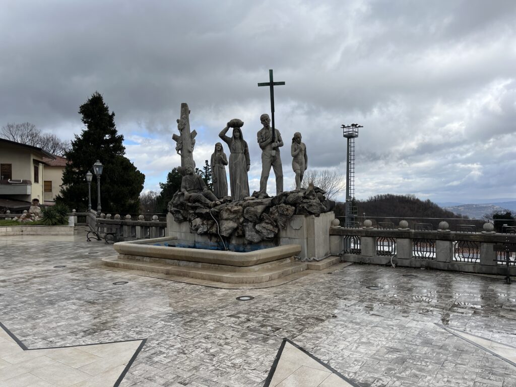 Il monumento al pellegrino nella piazza