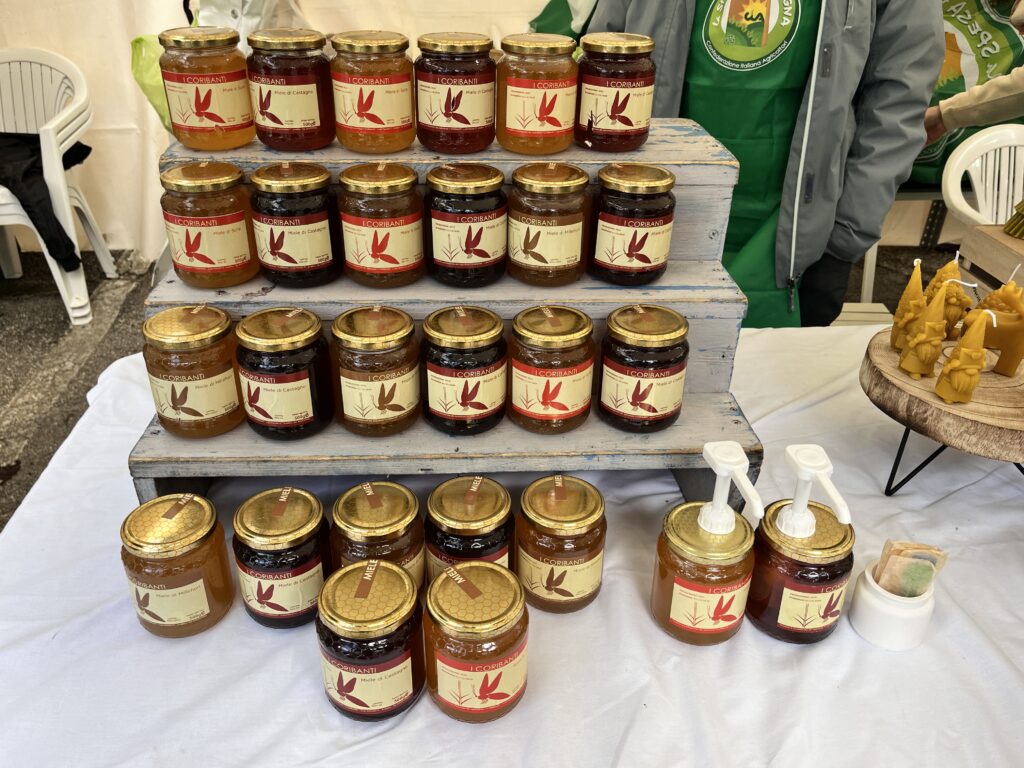 Esposizione di mieli de I Coribanti